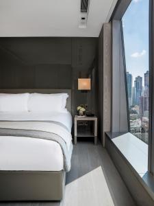 香港的住宿－壹96酒店，一间卧室设有一张床和一个大窗户