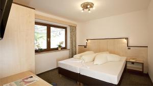 A bed or beds in a room at Appartement Alpin