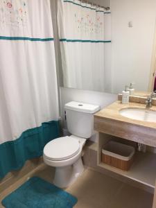 Et badeværelse på Laguna Bahía Algarrobo edificio Océano 406