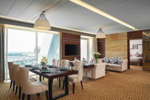 雪邦的住宿－吉隆坡國際機場瑞享酒店及會議中心，一间带桌椅的用餐室