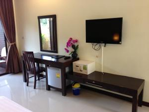 En TV eller et underholdningssystem på Palm Sweet Resort