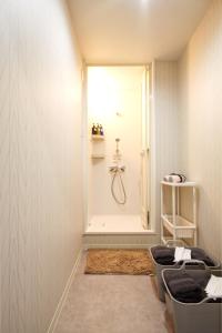 een badkamer met een douche en een toilet in een kamer bij Guest House Re-worth Joshin1 2F in Nagoya