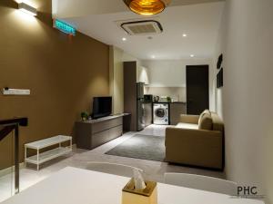 TV at/o entertainment center sa Hutton Central Hotel By PHC