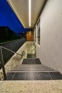 uma escada que conduz a um edifício à noite em Accommodation Vitalis em Ljubljana