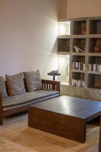 sala de estar con sofá y mesa de centro en Greenparrot-Villa en Ambalangoda