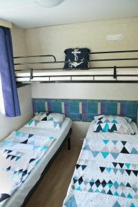 two bunk beds in a room withthritisthritisthritisthritisthritisthritisthritisthritisthritis at Mobilehome Primošten | Camp Adriatic in Primošten