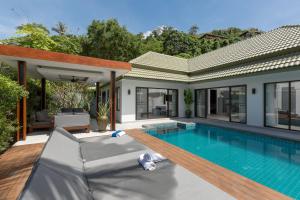 Bazén v ubytování Karon Beach Pool Villa - Sha Extra Plus nebo v jeho okolí
