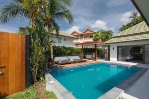 Bazén v ubytování Karon Beach Pool Villa - Sha Extra Plus nebo v jeho okolí