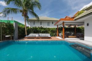 Bazén v ubytování Karon Beach Pool Villa - Sha Extra Plus nebo v jeho okolí