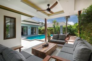 Bazén v ubytování Karon Beach Pool Villa - Sha Extra Plus nebo v jeho okolí