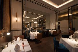 Um restaurante ou outro lugar para comer em Yangon Excelsior