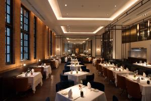 Um restaurante ou outro lugar para comer em Yangon Excelsior