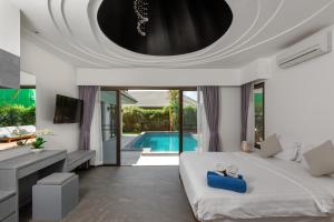 Bazén v ubytování Karon Beach Pool Villa - Sha Extra Plus nebo v jeho okolí