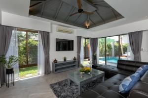 TV a/nebo společenská místnost v ubytování Karon Beach Pool Villa - Sha Extra Plus