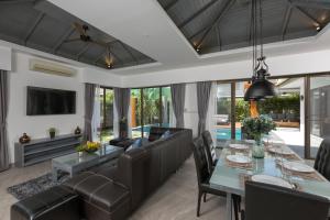 TV a/nebo společenská místnost v ubytování Karon Beach Pool Villa - Sha Extra Plus