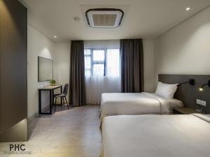 Pokój hotelowy z 2 łóżkami i biurkiem w obiekcie Magazine Vista Hotel by PHC w mieście George Town