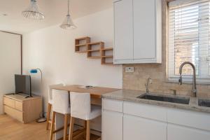 GuestReady - Light & Airy studio 2 mins from Queen's Park tube