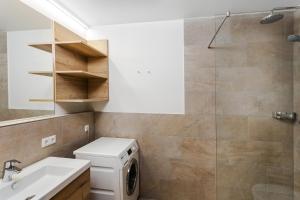 ツェル・アム・ゼーにあるAppartement UforYouのバスルーム(洗濯機、シャワー付)