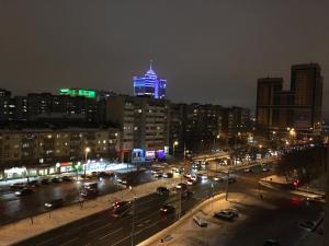 チュメニにあるАпартаменты Welcome Home на Циолковского 15の夜の街灯