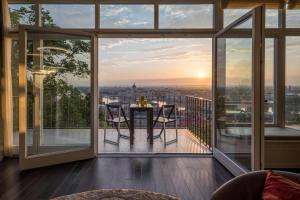 - un balcon offrant une vue sur la ville dans l'établissement Castle Apartments Budapest, à Budapest