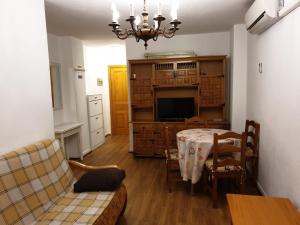 sala de estar con mesa y sofá en Calle Rafal, en Torrevieja