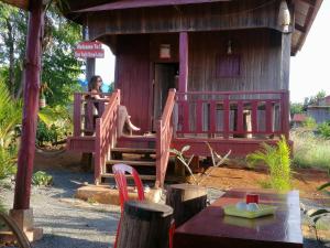 Rõdu või terrass majutusasutuses Tree Trails Homestay & Offers Jungle Trekk-Scooter For Rental