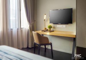 TV a/nebo společenská místnost v ubytování Ropewalk Piazza Hotel Managed by The Ascott Limited
