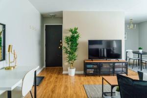 TV i/ili multimedijalni sistem u objektu 1BR Stylish Apartment, Perfect for Getaway - Oakdale 201