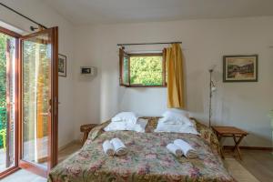ein Schlafzimmer mit einem Bett mit zwei Kissen und einem Fenster in der Unterkunft Apartments Napoleon in Jelsa