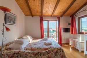 ein Schlafzimmer mit einem Bett in einem Zimmer mit einem Fenster in der Unterkunft Apartments Napoleon in Jelsa