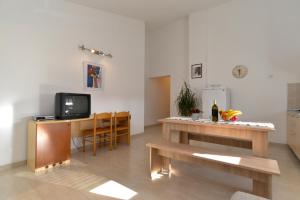TV a/nebo společenská místnost v ubytování Apartments Bernarda 1773