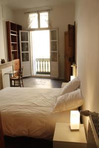 モンペリエにあるAppartement tout confort proche gare et centre villeのベッドルーム1室(ベッド1台、テーブル、窓付)