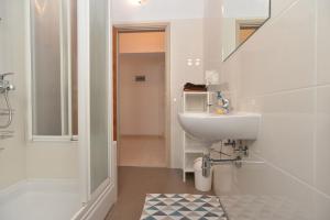 Koupelna v ubytování Apartments Bernarda 1773