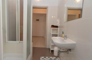 Koupelna v ubytování Apartments Bernarda 1773