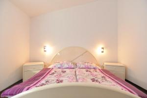Postel nebo postele na pokoji v ubytování Apartments Bernarda 1773