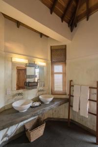 baño con 2 lavabos y espejo grande en Kottukal Beach House by Jetwing, en Arugam Bay