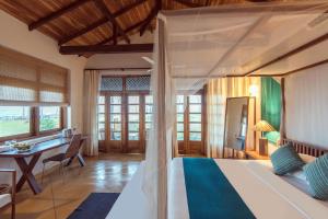 Postel nebo postele na pokoji v ubytování Jetwing Kottukal Beach House
