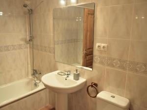 A bathroom at Vora Riu