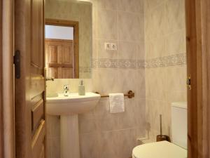 A bathroom at Vora Riu