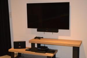 TV a/nebo společenská místnost v ubytování Vue d'en Haut