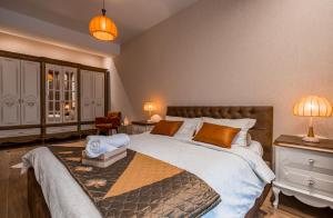 ein Schlafzimmer mit einem großen Bett mit zwei Tischen und zwei Lampen in der Unterkunft Premium Residence Tbilisi in Tbilisi City
