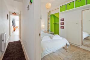 Postel nebo postele na pokoji v ubytování Modern Ranelagh Apartment with Patio 300 metres from Luas