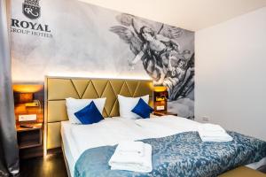 Postel nebo postele na pokoji v ubytování Best Western Plus Royal Suites