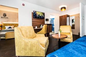 TV a/nebo společenská místnost v ubytování Best Western Plus Royal Suites