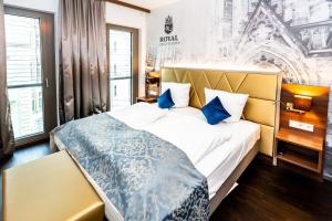 Postel nebo postele na pokoji v ubytování Best Western Plus Royal Suites