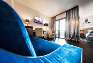 TV a/nebo společenská místnost v ubytování Best Western Plus Royal Suites