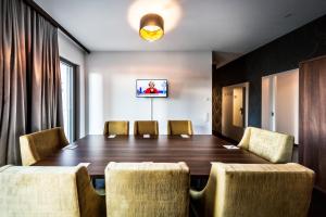 TV a/nebo společenská místnost v ubytování Best Western Plus Royal Suites