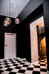 ein schwarzes Zimmer mit einer Tür und einem karierten Boden in der Unterkunft W1 Katowice in Kattowitz