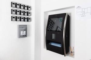 una máquina de arcade está pegada a una pared en Aparthotel Messe Laatzen, en Hannover