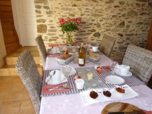 a table with a pink table cloth and a bottle of wine at Domaine du Fief aux Dames in Monnières